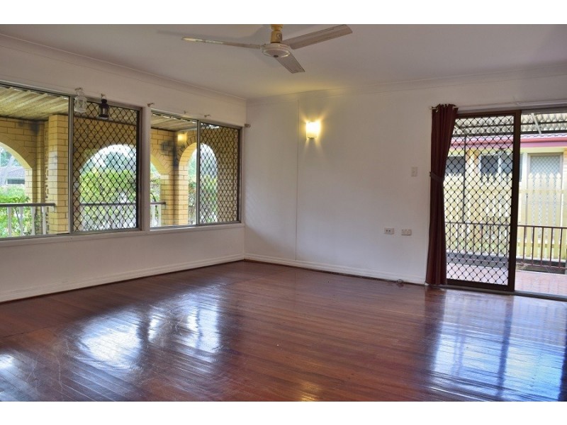 14 Benaud st, Macgregor QLD 4109