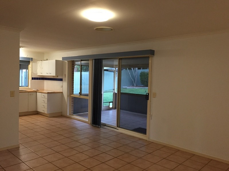 8 Forestgum Gr, Regents Park QLD 4118