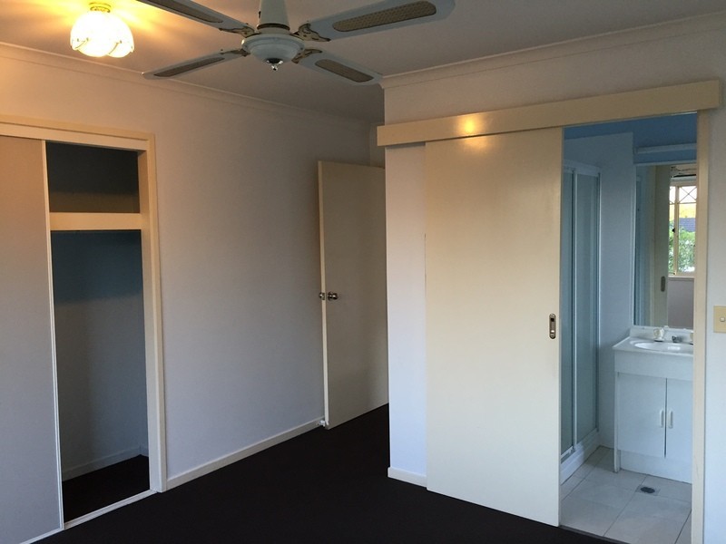 8 Forestgum Gr, Regents Park QLD 4118