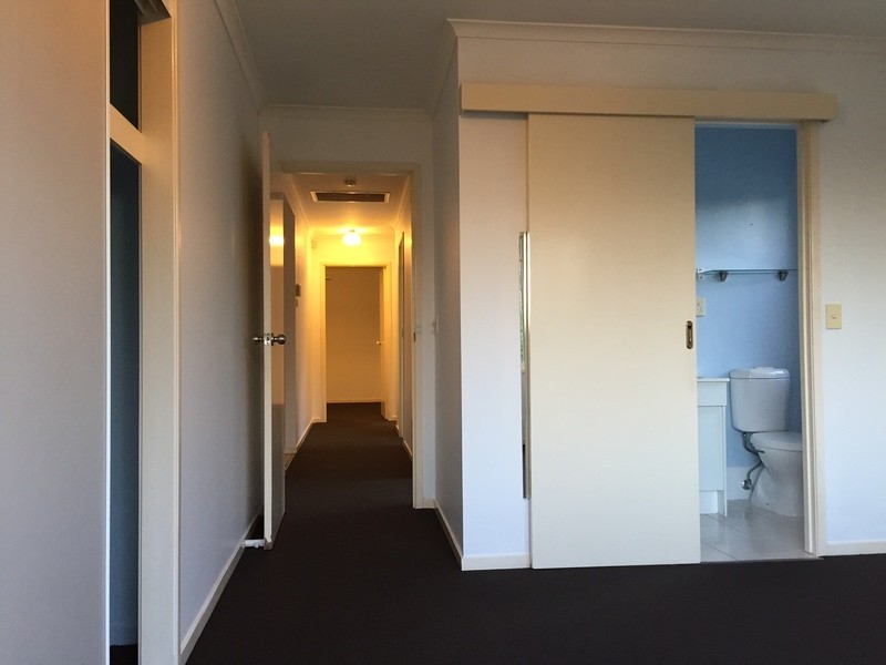 8 Forestgum Gr, Regents Park QLD 4118