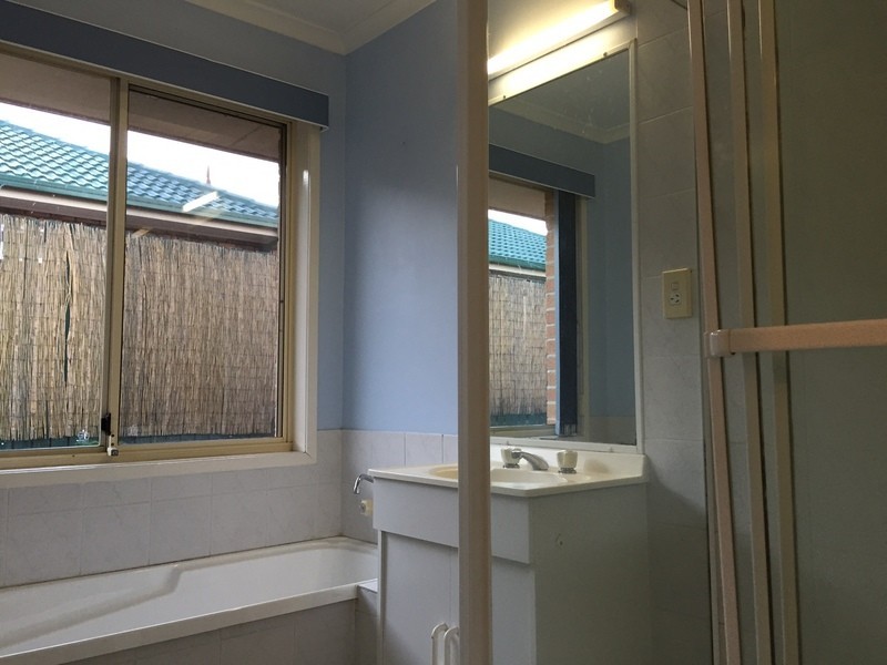 8 Forestgum Gr, Regents Park QLD 4118