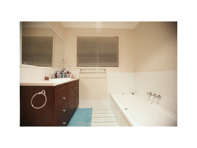 Air-conditioned 3 Bdrm Townhouse Perfectly Located in Wishart, 3 Min to Garden City Shopping Centre/28 Coora St, Wishart QLD 4122