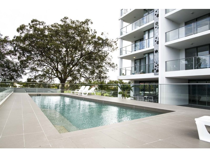 17 BATH, Labrador QLD 4215