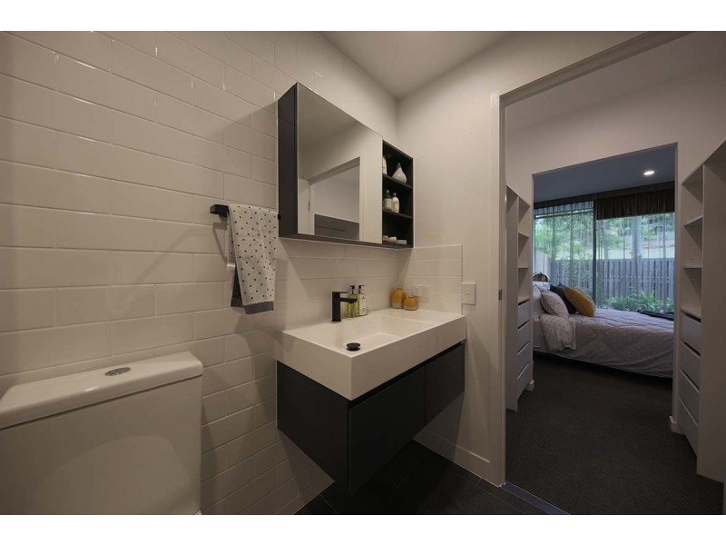 1 Hart Street, Ashmore QLD 4214