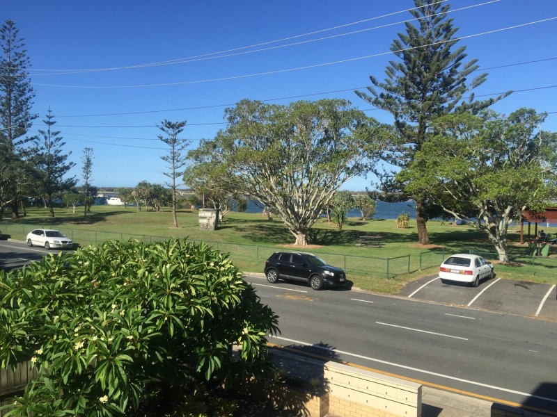 218 Marine Parade, Labrador QLD 4215