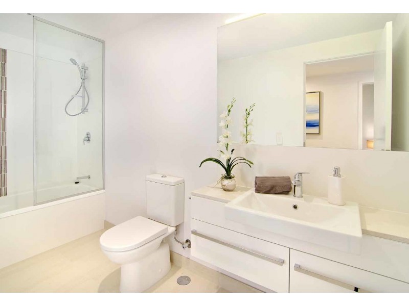17 BATH STREET, Labrador QLD 4215