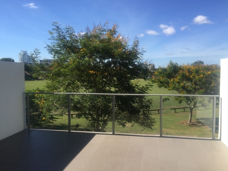 17 BATH, Labrador QLD 4215