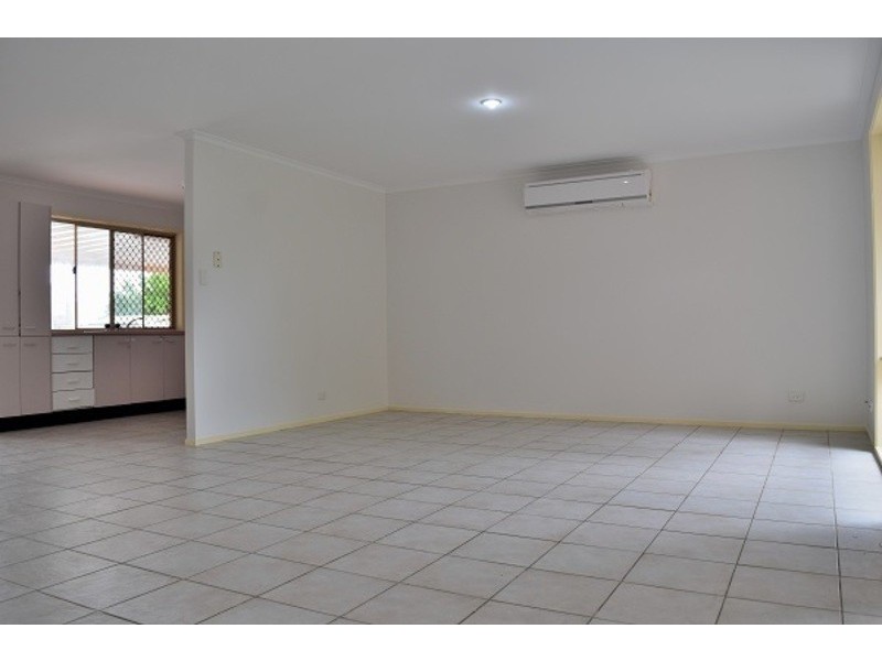 81 Middle Rd, Hillcrest QLD 4118