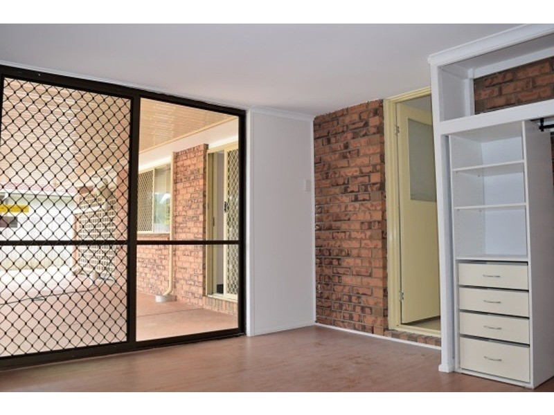 81 Middle Rd, Hillcrest QLD 4118