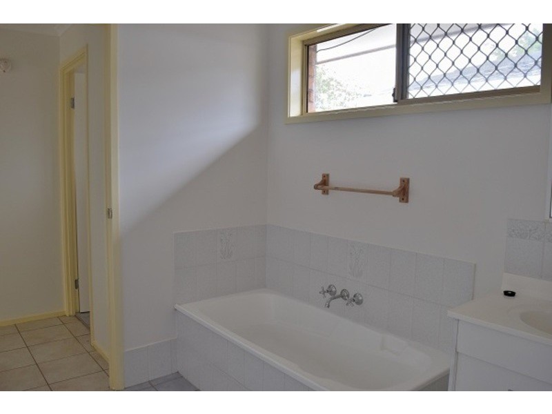 81 Middle Rd, Hillcrest QLD 4118