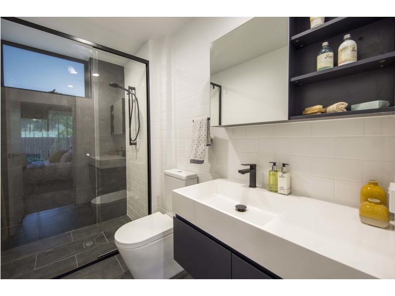 1 Hart Street, Ashmore QLD 4214