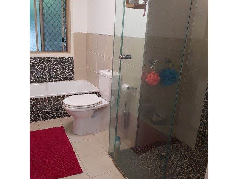 Large townhouse @/11 Waterford Court, Bundall QLD 4217