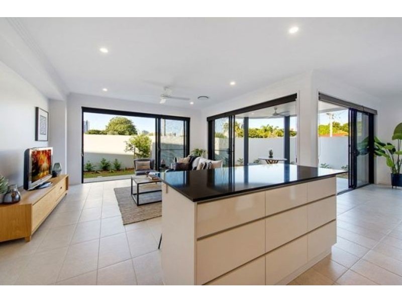 1/2 St Pauls Place, Isle Of Capri QLD 4217