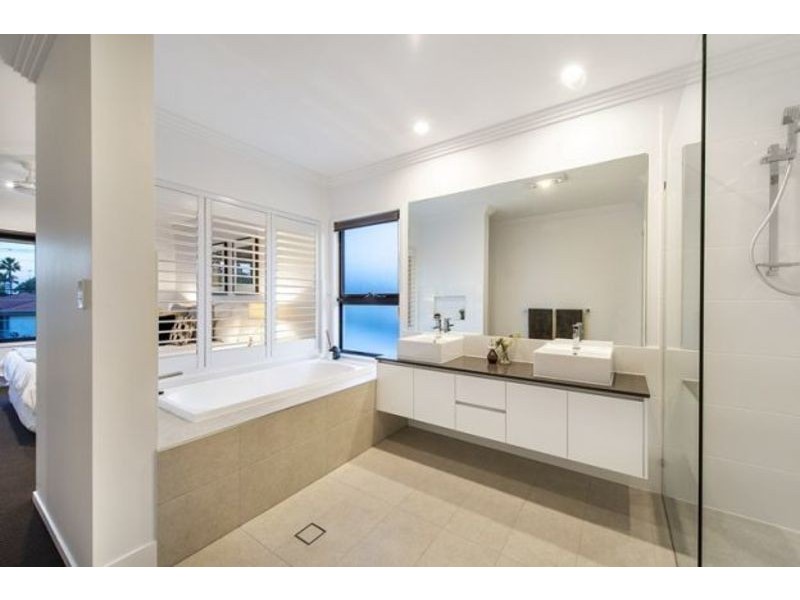 1/2 St Pauls Place, Isle Of Capri QLD 4217
