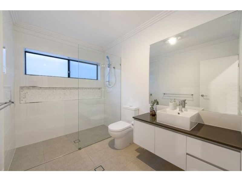 1/2 St Pauls Place, Isle Of Capri QLD 4217