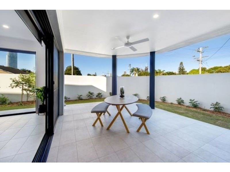 1/2 St Pauls Place, Isle Of Capri QLD 4217