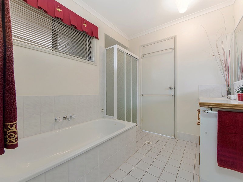 27 Southlake Drive, Varsity Lakes QLD 4227