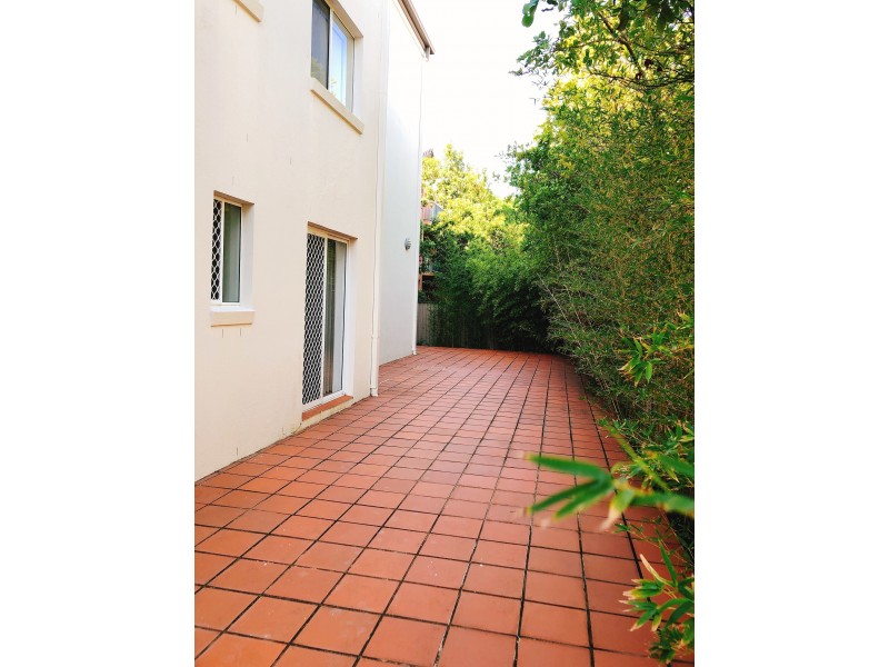 16-18 Lloyd Street, Southport QLD 4215