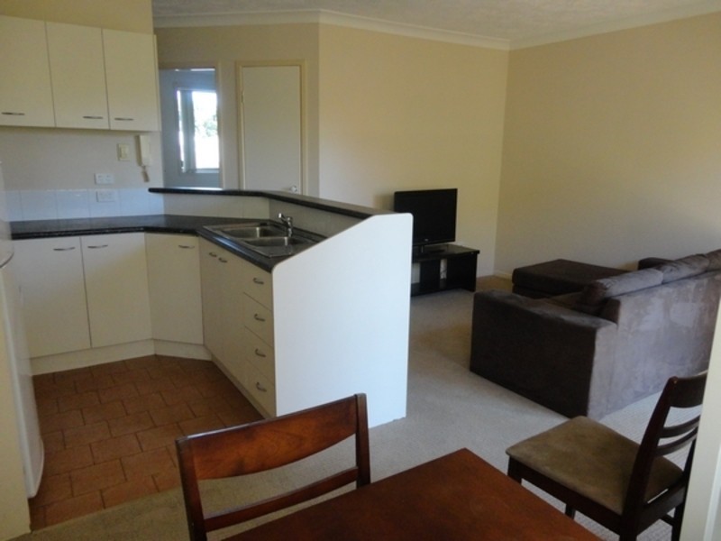 14 Spendelove Ave, Southport QLD 4215