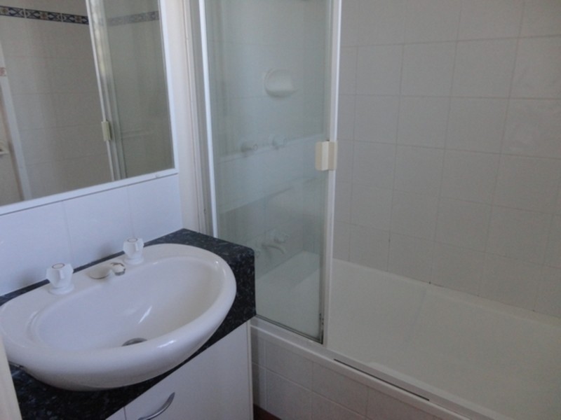 14 Spendelove Ave, Southport QLD 4215