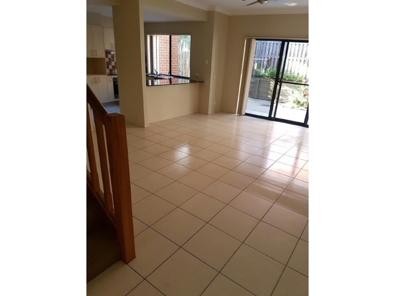 1/170 Whiting Street, Labrador QLD 4215