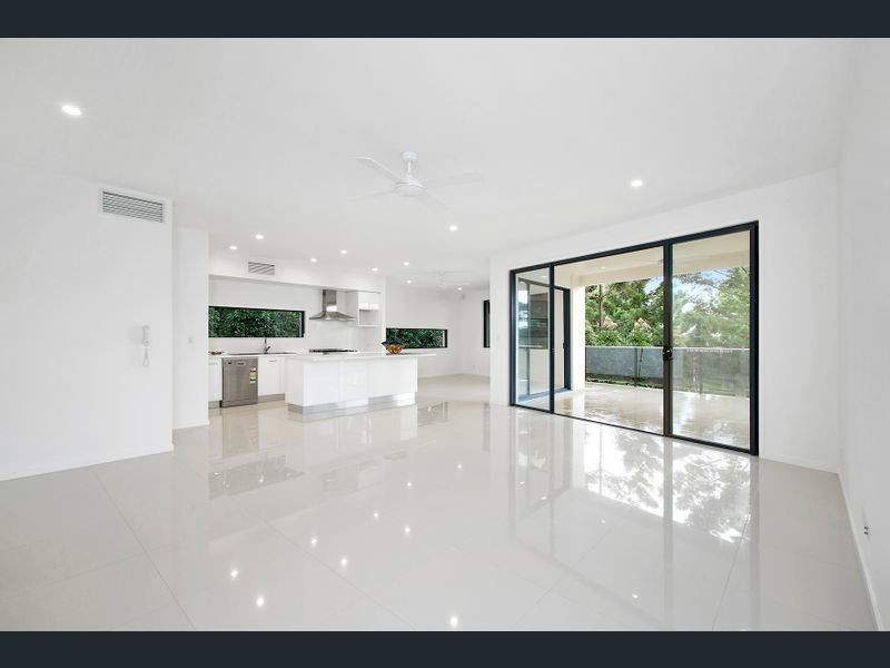 6017 Vista Drive, Benowa QLD 4217