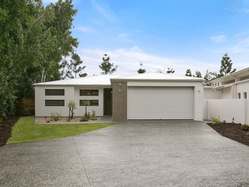 6017 Vista Drive, Benowa QLD 4217