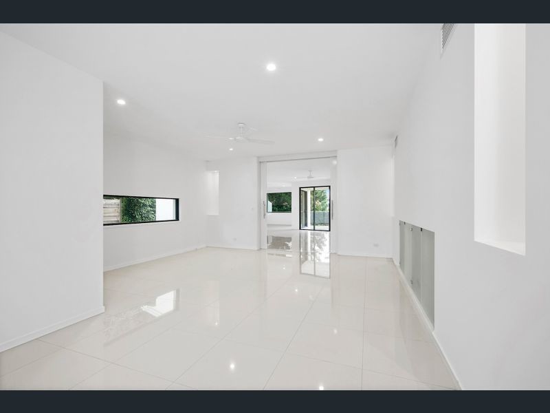 6017 Vista Drive, Benowa QLD 4217