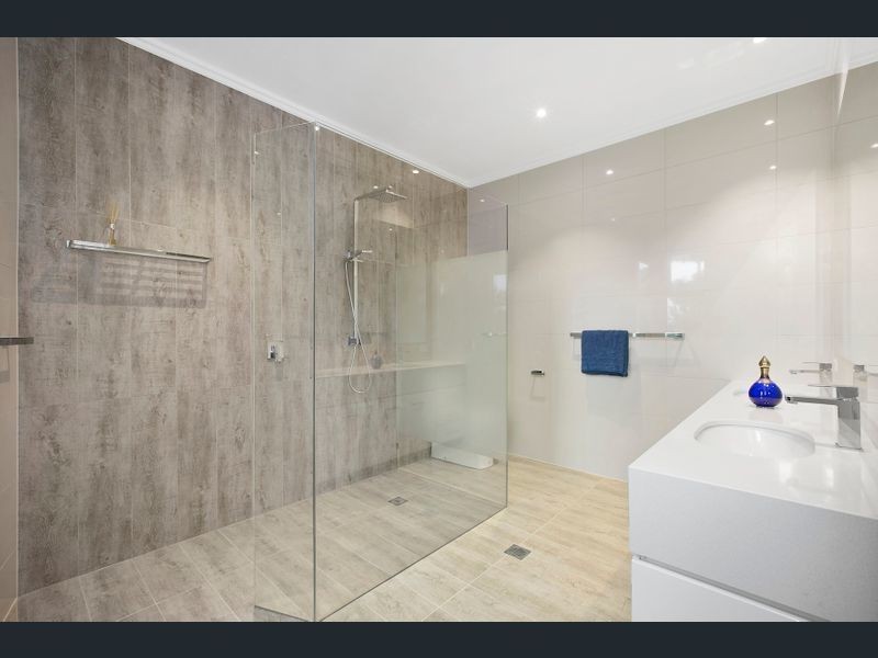 6017 Vista Drive, Benowa QLD 4217