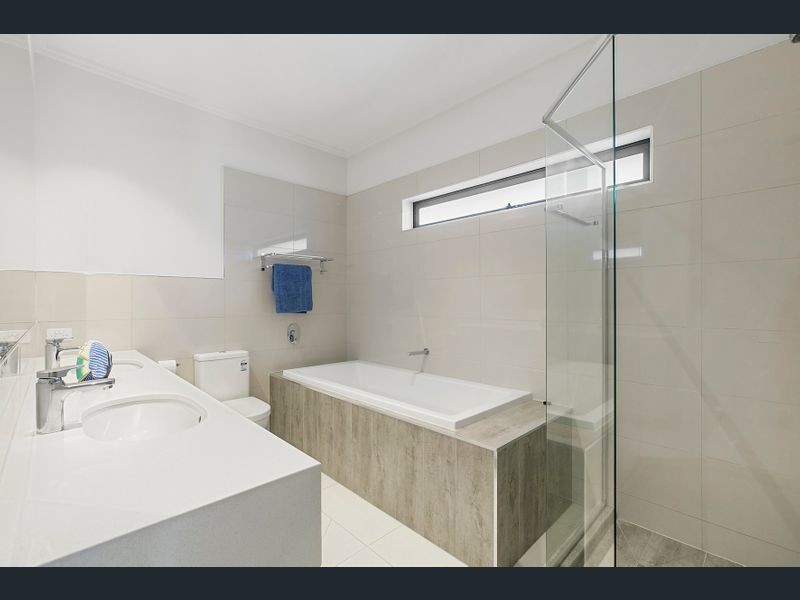 6017 Vista Drive, Benowa QLD 4217