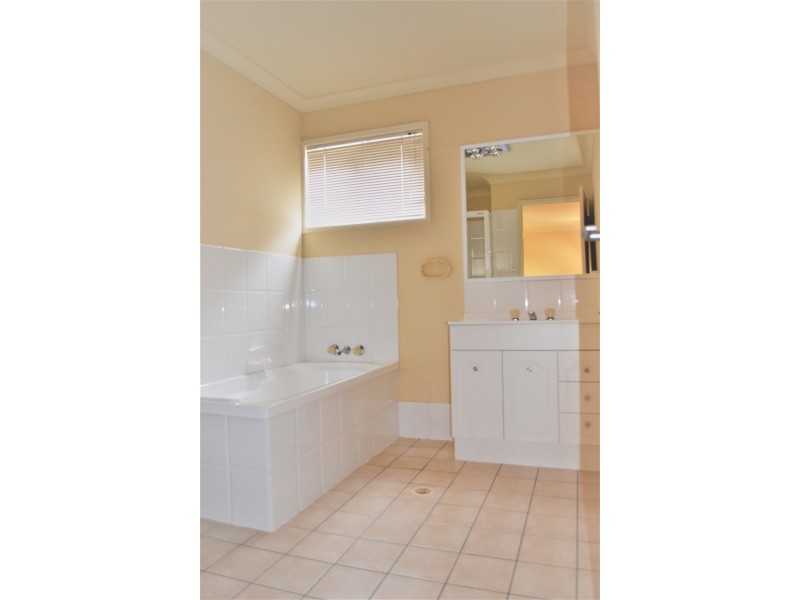 6/1 Santa Isobel Blvd, Pacific Pines QLD 4211