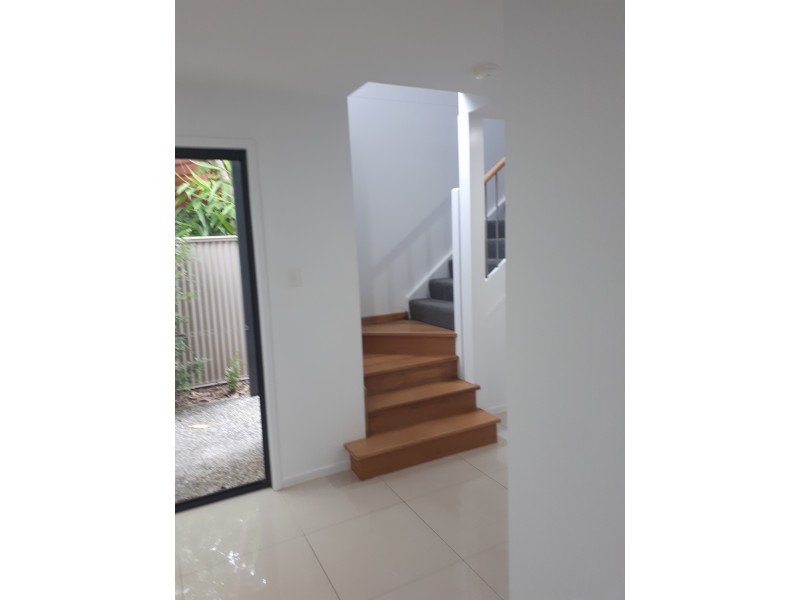 1/219 Eugaree St, Southport QLD 4215