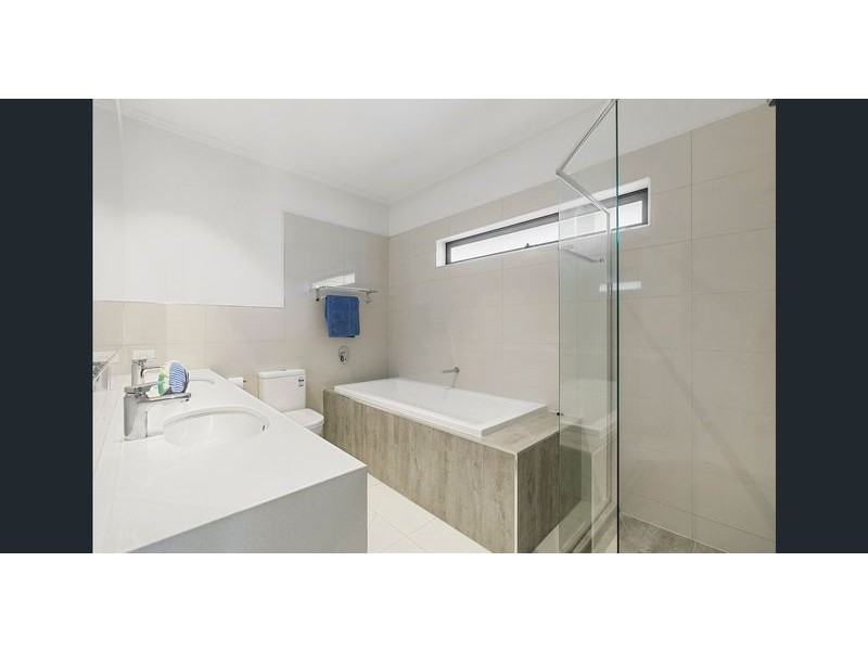 6017 Vista Drive, Benowa Waters QLD 4217