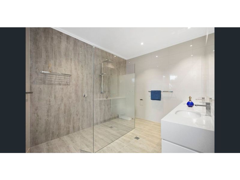 6017 Vista Drive, Benowa Waters QLD 4217