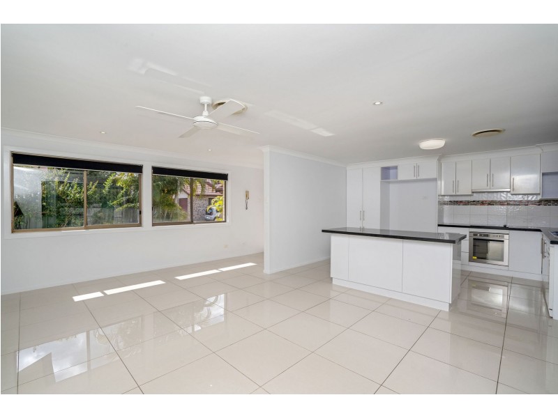 8a/212 Central Street, Labrador QLD 4215