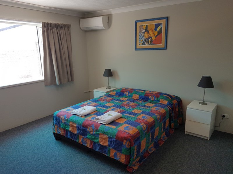 9-13 Parnoo Street, Chevron Island QLD 4217