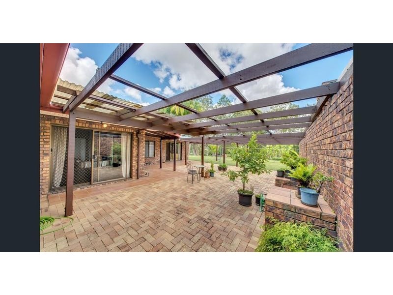 2 Saxby Court, Park Ridge South QLD 4125