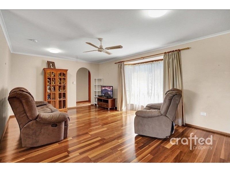 27 Gingko Cres, Regents Park QLD 4118