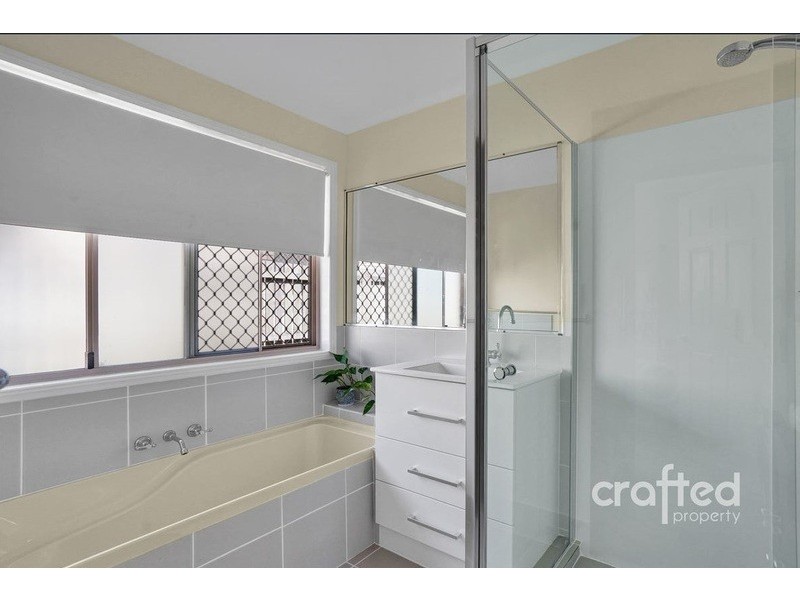 27 Gingko Cres, Regents Park QLD 4118