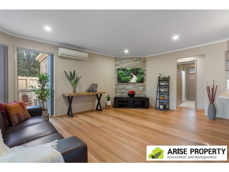 10 Poinciana Pl, Eight Mile Plains QLD 4113