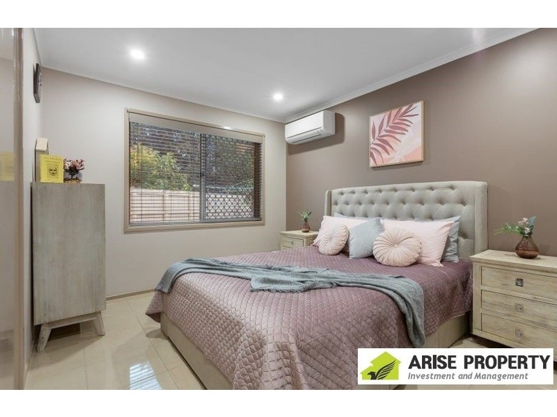 10 Poinciana Pl, Eight Mile Plains QLD 4113