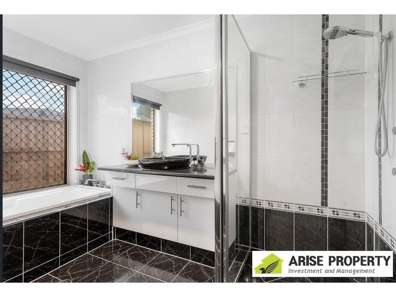 10 Poinciana Pl, Eight Mile Plains QLD 4113