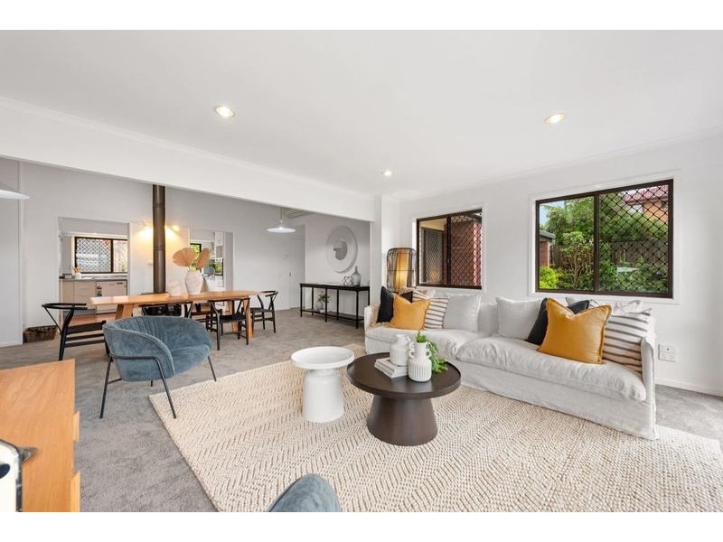 74 Bridgnorth Street, Carindale QLD 4152