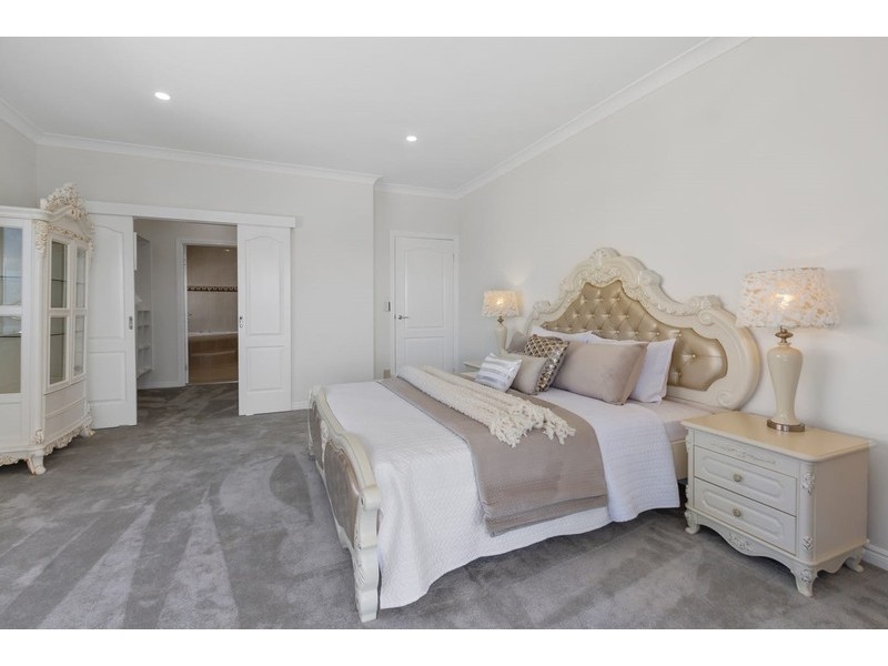 3115 Riverleigh Drive, Hope Island QLD 4212