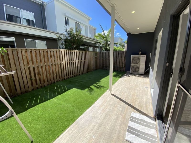 24 Park Cove Blvd, Hope Island QLD 4212