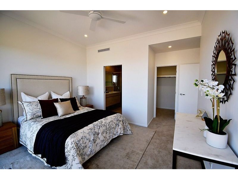 24 Park Cove Blvd, Hope Island QLD 4212