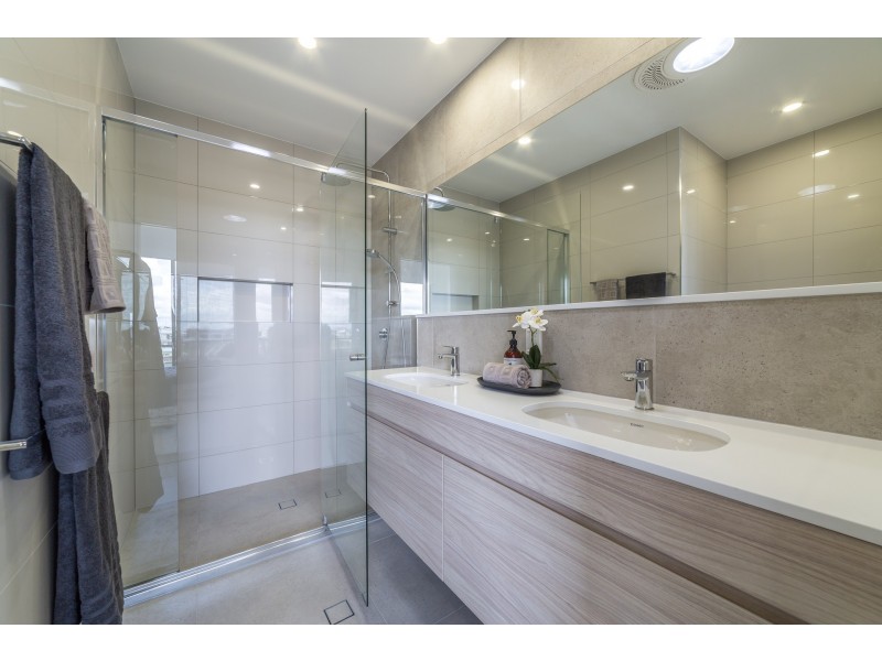 44 Park Cove Blvd, Hope Island QLD 4212