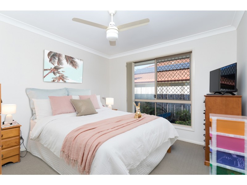 2/4 Eugenia Ave, Rothwell QLD 4022