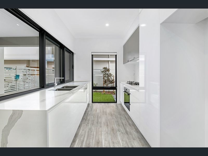 16/33 Sickle Ave, Hope Island QLD 4212