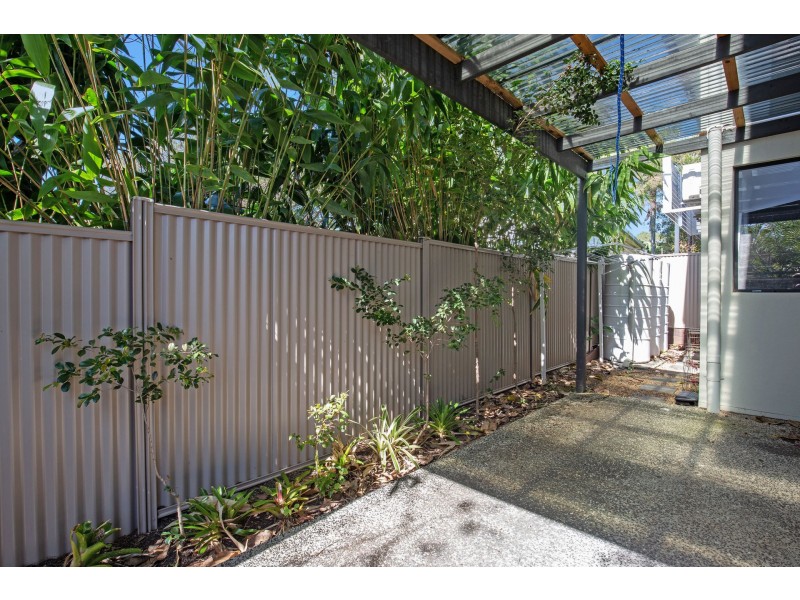 1/122 Eugaree Street, Southport QLD 4215